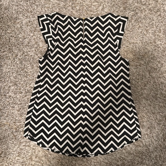 Sleeveless Striped Blouse - Picture 2 of 2